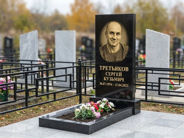 Портрет на памятнике в Самаре — Восстановленный портрет → гравировка на вертикальной стеле