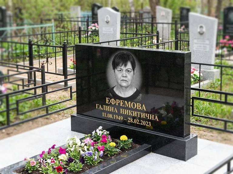 Портрет на памятнике в Самаре — Ч/б портрет → гравировка на горизонтальном памятнике