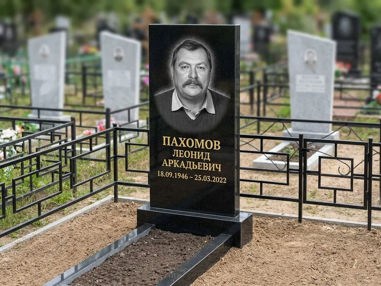 Портрет на памятнике в Самаре — Маленькое фото → гравировка на простом бюджетном памятнике
