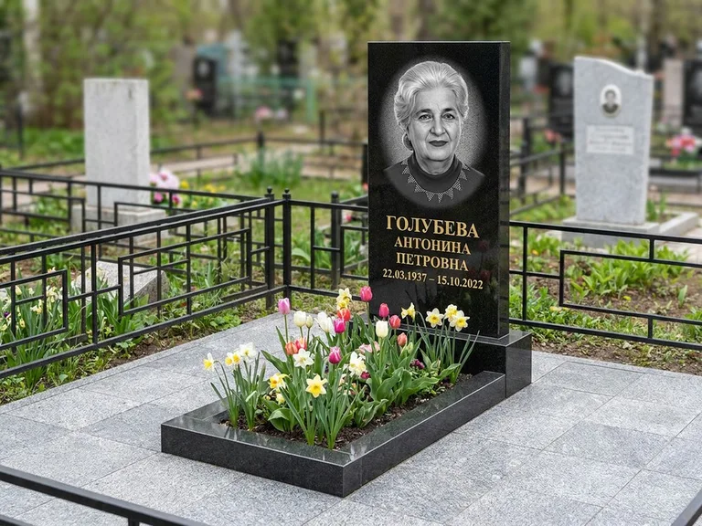 Портрет на памятнике в Самаре — Выцветший скан восстановили и награвировали на стеле