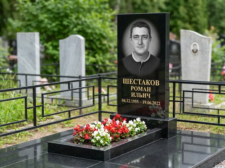 Портрет на памятнике в Самаре — Ч/б портрет → гравировка на стеле