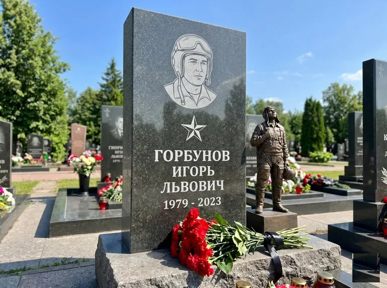 Гранитная фигура лётчика на памятнике военному со звездой в Самаре