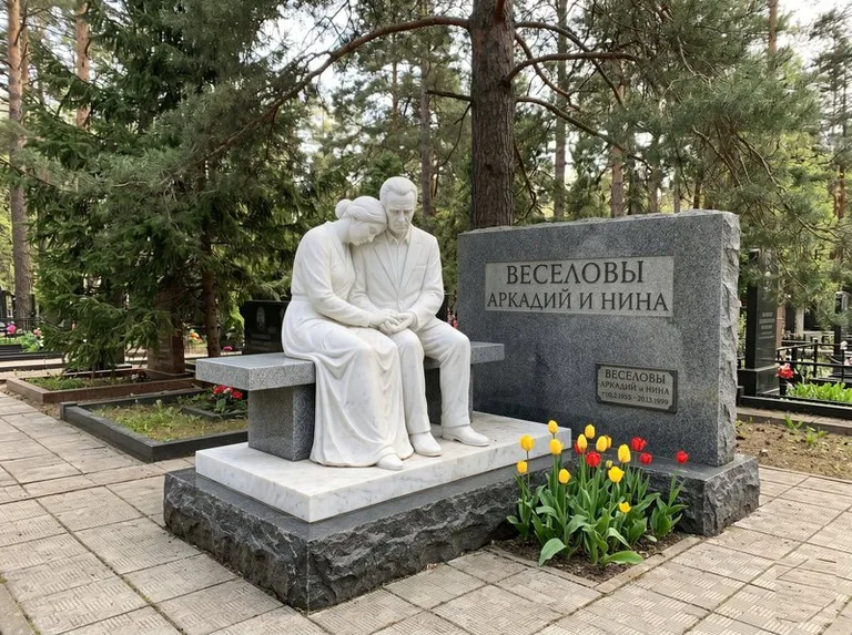 Мраморная скорбящая пара на эксклюзивном мемориале в Самаре
