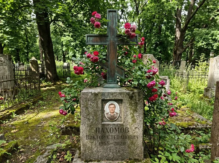 Бронзовый крест с розами на гранитной плите в Самаре