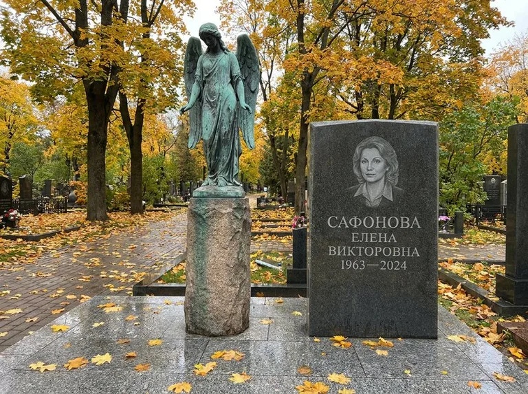 Бронзовый ангел на колонне рядом с памятником в Самаре