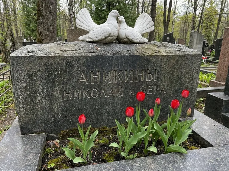 Пара голубей из литьевого мрамора на гранитной плите в Самаре
