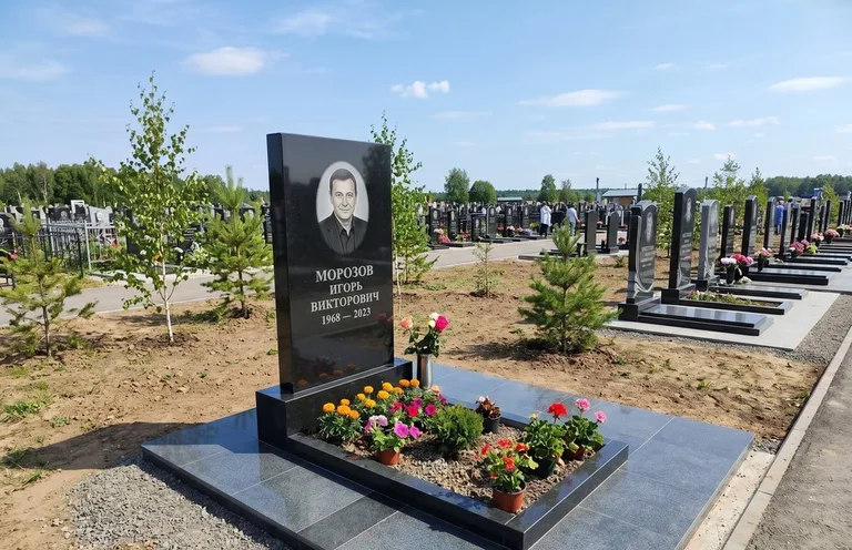 Уборка могилы со скамьёй до и после в Самаре