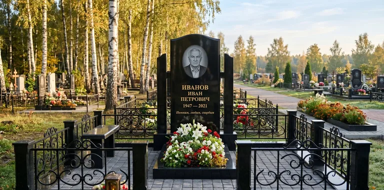Мемориальный комплекс с цветником и оградой в Самаре
