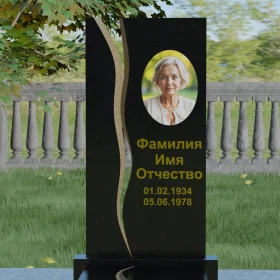 Вертикальный памятник из гранита амфиболит - П001