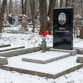Пластиковый памятник в виде глыбы