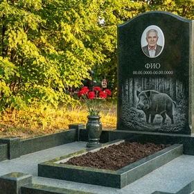 Гранитный памятник охотнику арочной формы с лесной чащей