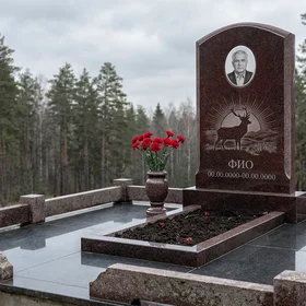Гранитный памятник охотнику в форме арки с двустволкой
