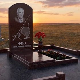 Гранитный памятник рыбаку со сценой рыбалки