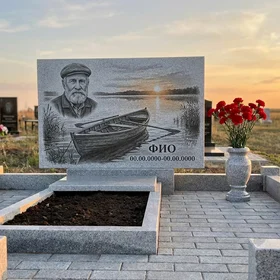 Гранитный памятник рыбаку со щукой