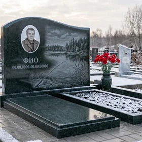 Гранитный памятник рыбаку в форме арки с речным сюжетом
