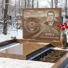 Гранитный памятник дальнобойщику в виде скалы с дальней дорогой