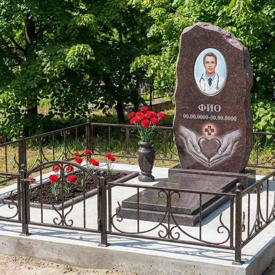 Гранитный памятник врачу в форме скалы с эмблемой врача