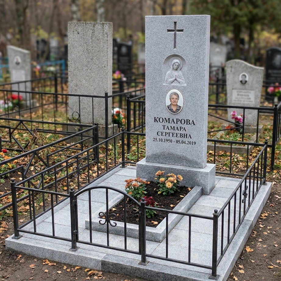 Пример дизайна: Классический католический памятник из серого гранита — фото и цена
