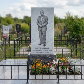Памятник с портретом в полный рост из белого мрамора