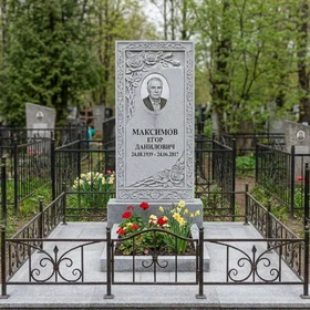 Памятник с художественной резьбой из серого гранита
