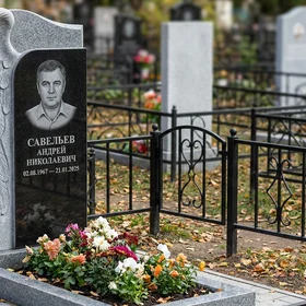 Мемориал с крылом ангела из серого гранита Мансуровского