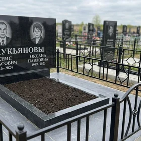 Горизонтальный гранитный памятник на двоих