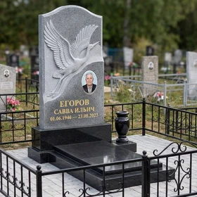 Комбинированный памятник с барельефом журавля